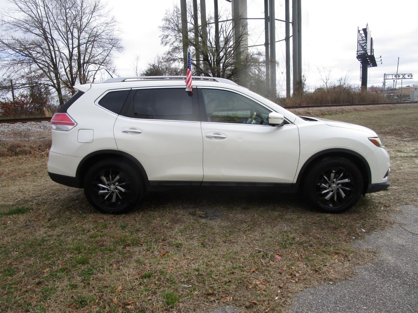 2015 White Nissan Rogue (5N1AT2MT4FC) , located at 2553 Airline Blvd, Portsmouth, VA, 23701, (757) 488-8331, 36.813889, -76.357597 - Photo#4